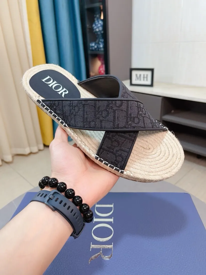 Men's men's shoes💰320🌸🌸High-end version. DIOR💁Men's slippers, high-end and upscale [strong][strong], compare quality at counters. The upper is hand-drawn, a combination of native hemp and raw rubber sole [strong][strong], breathable and non-slip outsole [rose][rose], breathable and comfortable lambskin lining, density 100% comfortable [gift][gift], original wear-resistant code number 38-44. Can be customized 45-46-47